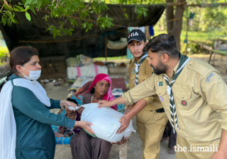 Hundreds of Ismaili CIVIC volunteers, in collaboration with the Aga Khan Boy Scouts, are providing relief to the flood-affected areas in Pakistan.