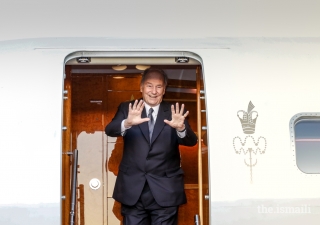 Mawlana Hazar Imam waves goodbye to Jamati leaders, shortly before departing Houston, completing his Diamond Jubilee visit.