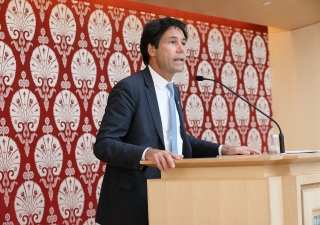 The Honourable Dr Eric Hoskins, Minister of Health and Long­ Term Care, addresses attendees at an interactive conference exploring the future of Ontario’s Health Links programme. Shiraz Murji