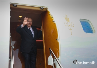 Mawlana Hazar Imam bids his final farewells before departing from Uganda after his Diamond Jubilee visit.