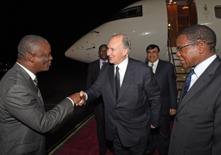 Mawlana Hazar Imam is welcomed by Tanzanian Ministers, Dr Shukur Jumanne Kawambwa and Bernard Kamilius Membe, upon his arrival in Dar es Salaam. AKDN / Zahur Ramji