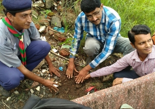 Preparing to plant trees at Silvaasa to mark the anniversary of India&#039;s independence. Ismaili Council for India