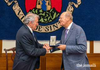 Mayor Basílio Horta awards the Sintra's Municipal Merit Medal to Prince Amyn.