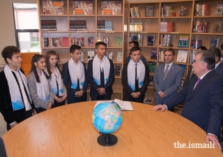 President Emomali Rahmon speaking with students in the Library of the University of Central Asia’s Khorog Campus.