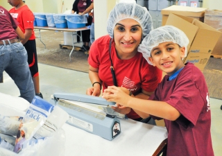  I-CERV volunteers and others packing nutritional packs in partnership with Feed My Starving Children, Chicago.