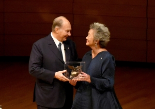 Adrienne Clarkson presents Mawlana Hazar Imam with the Adrienne Clarkson Prize for Global Citizenship in Toronto's Koerner Hall. Vazir Karsan