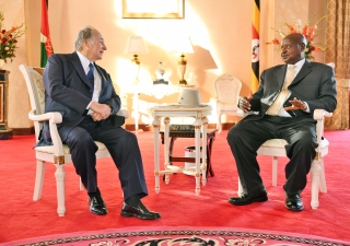 His Excellency President Yoweri Kaguta Museveni and Mawlana Hazar Imam in conversation.