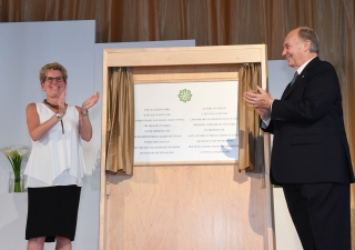 Mawlana Hazar Imam and Premier Kathleen Wynne share in applause after unveiling the plaque marking the inauguration of the Aga Khan Park. Zahur Ramji