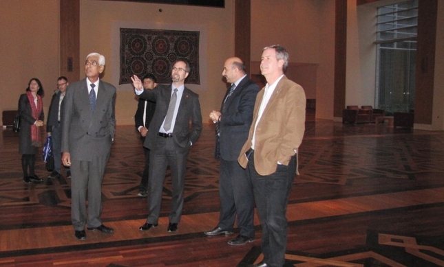 During their tour, the Canadian and Australian ambassadors learnt about the architectural, cultural and religious aspects of the Dushanbe Ismaili Centre. AKDN / Modavlat Gulomkodirova