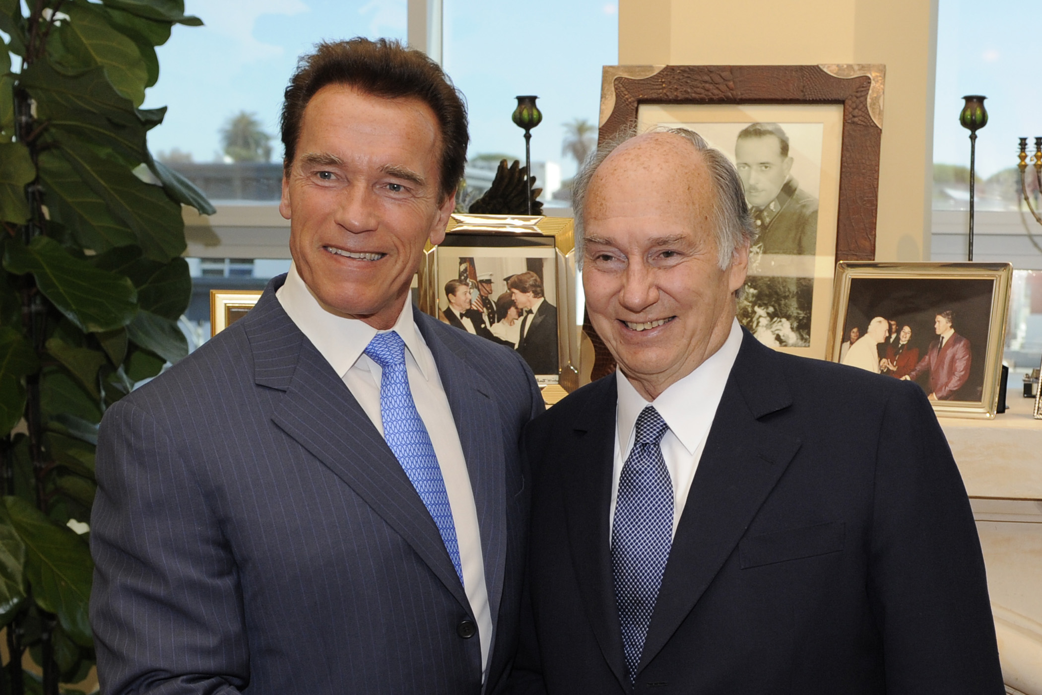 Mawlana Hazar Imam and Governor Arnold Schwarzenegger at the Governor`s private office in Santa Monica, California. Photo: Gary Otte