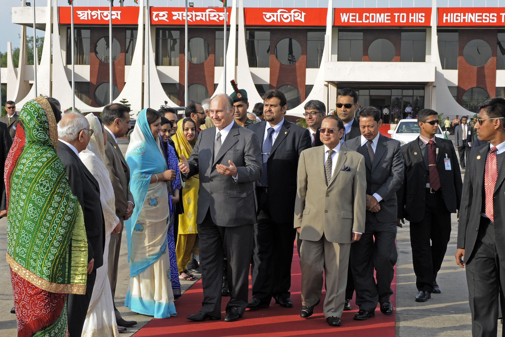 Mawlana Hazar Imam bids farewell to the Jamat as he prepares to leave Bangladesh. Photo: Gary Otte