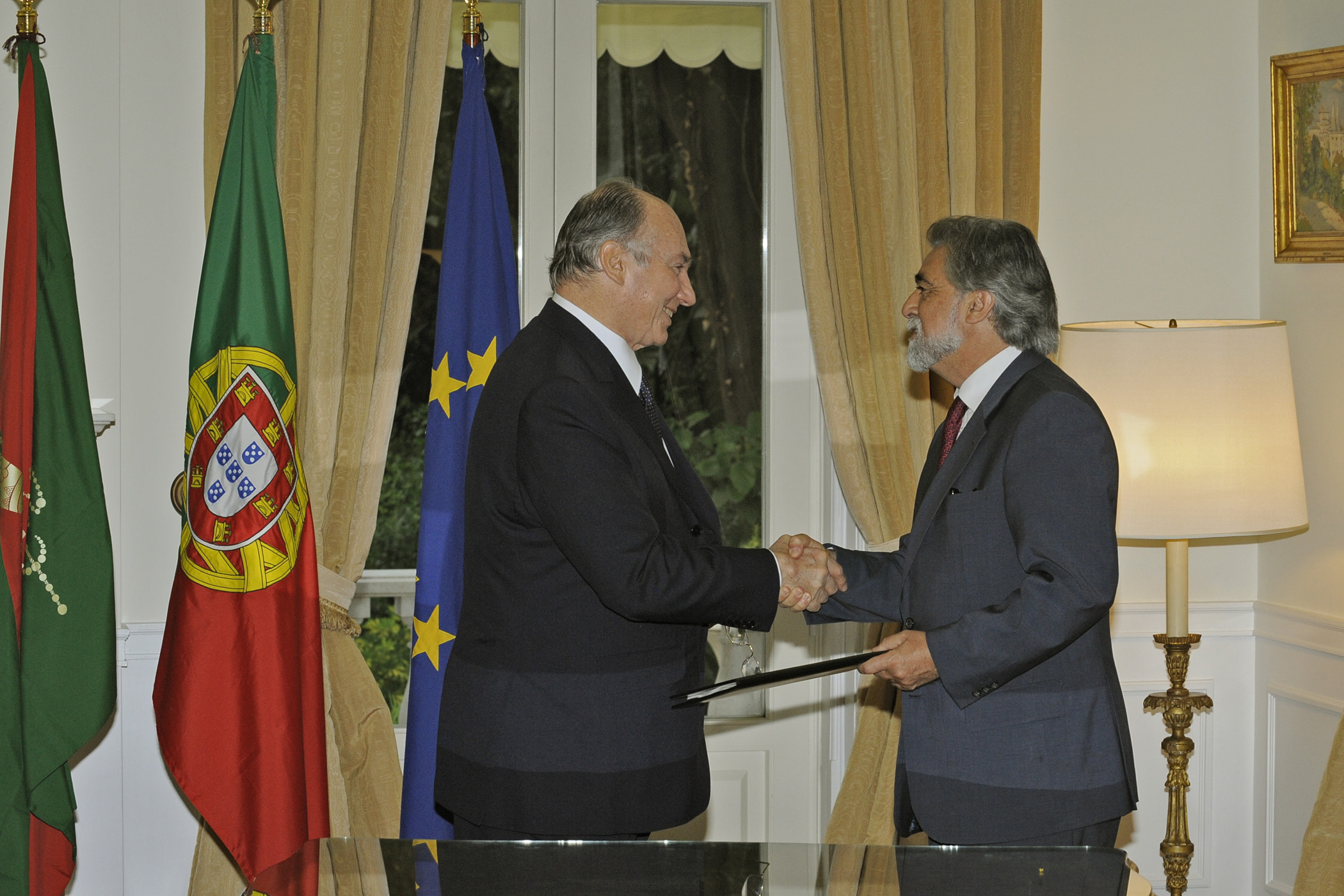 Mawlana Hazar Imam and Foreign Minister Luís Amado shake hands upon signing of an Agreement of International Cooperation between the Ismaili Imamat and the Ministry of Foreign Affairs of the Portuguese Republic. Photo: Gary Otte