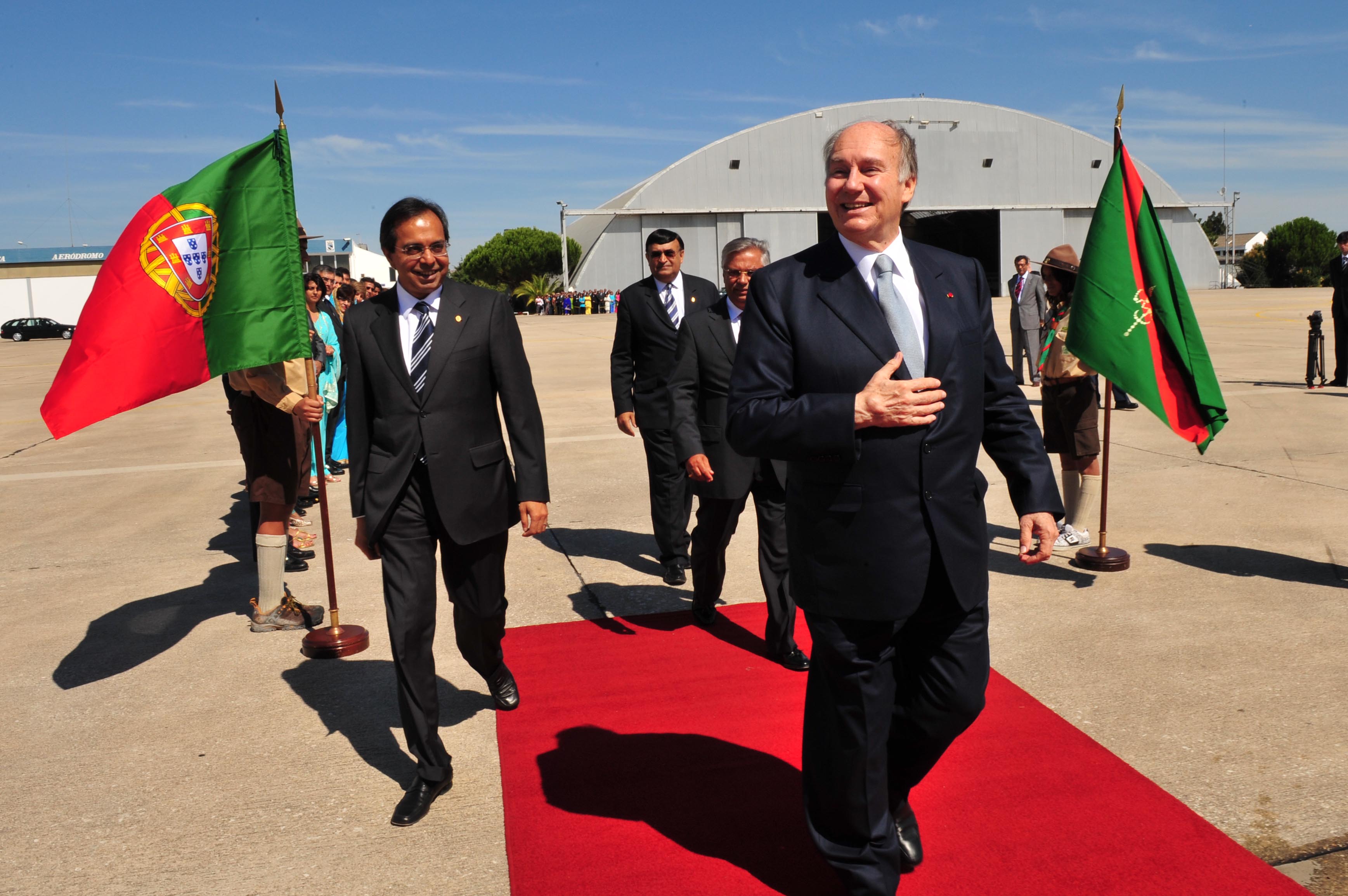 Mawlana Hazar Imam heads toward his plane prior to departing Lisbon at the conclusion of his Golden Jubilee visit to Portugal. Photo: Zahur Ramji