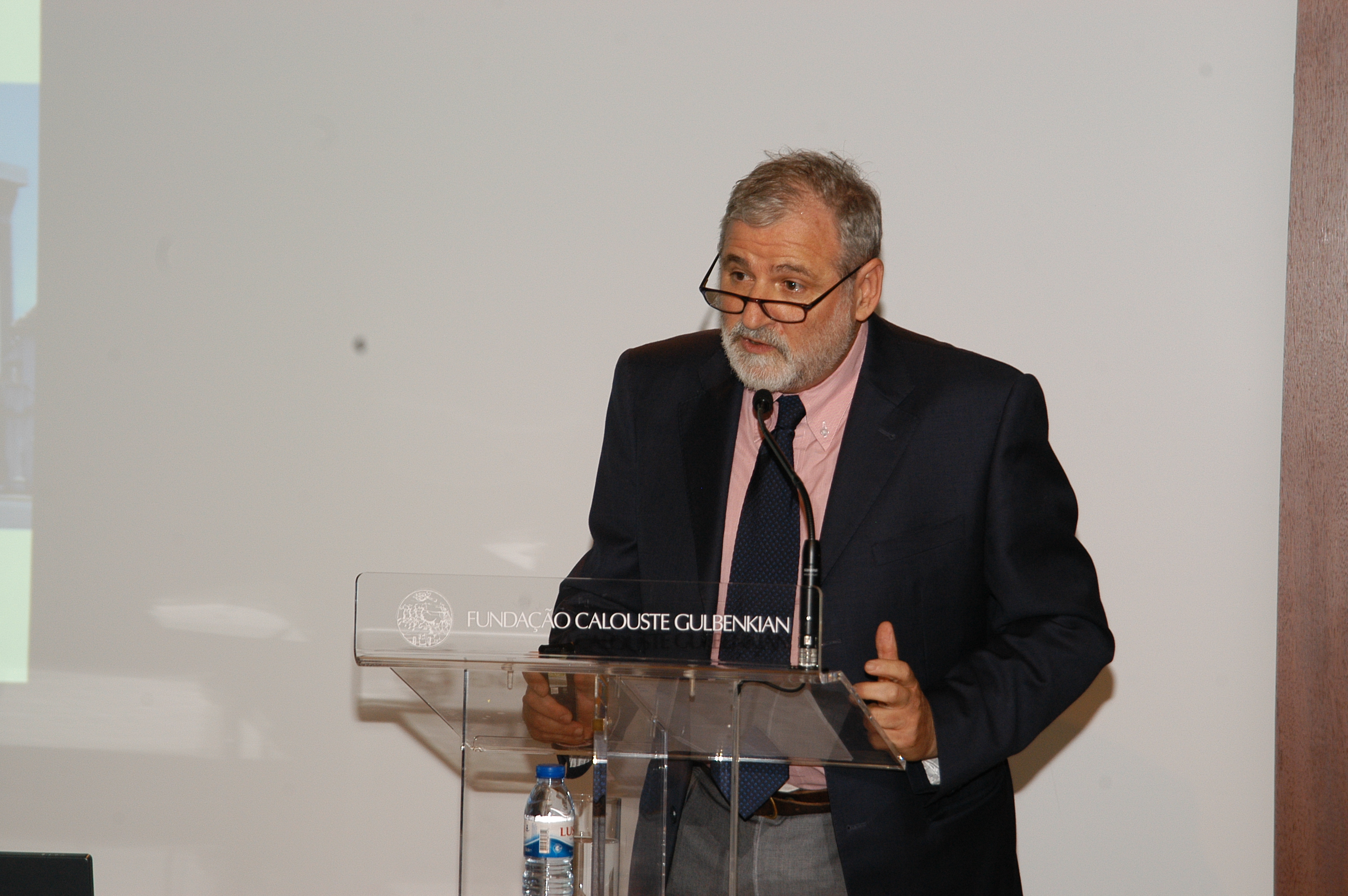 Francesco Siravo addresses the audience during a lecture on the Aga Khan Historic Cities Programme at the Calouste Gulbenkian Museum. Photo: Stefano Bianca