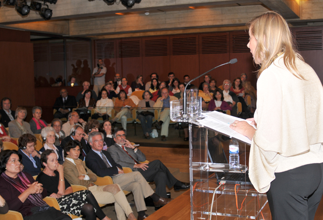 Dr Jessica Hallett speaks about the ties between Chinese and Islamic ceramics at the Calouste Gulbenkian Museum. Photo: Courtesy of AKF Portugal