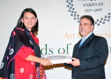 Mrs Uzma Al-Karim, master of ceremonies at the final event, receives a shield from the chief guest. Photo: Courtesy of ITREB Pakistan