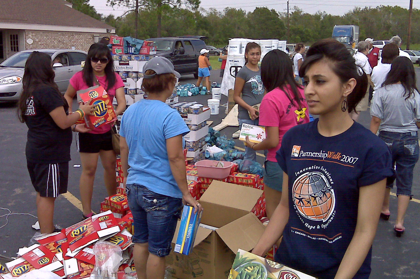 Young Ismailis from the Houston area help at a Hurricane Relief centre in Arcola, Texas. Photo: Naushad Kermally