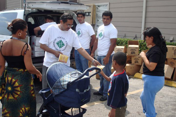 FOCUS volunteers distribute food to residents of a Houston apartment complex. Photo: Courtesy of the Ismaili Council for SW USA