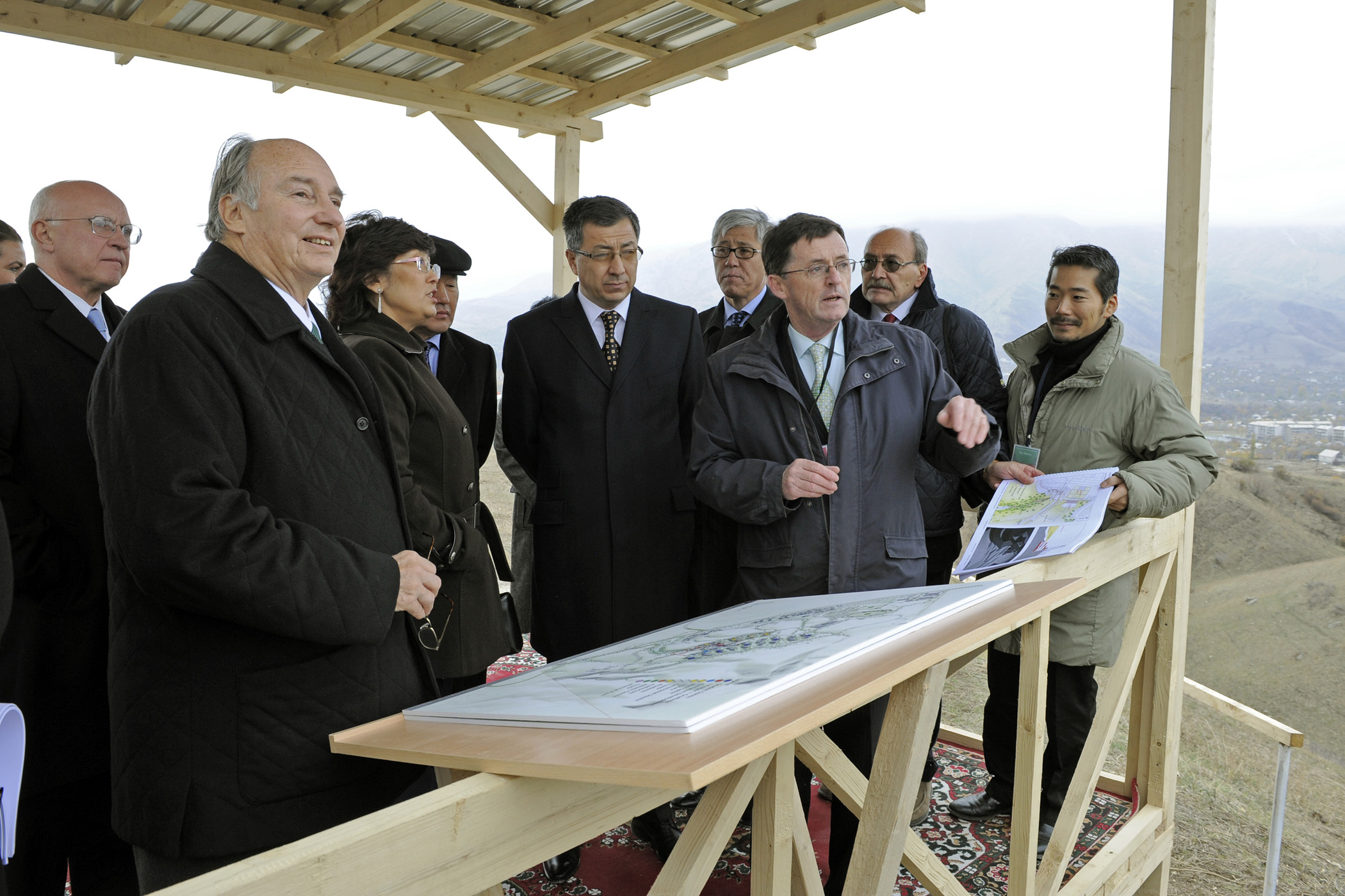 Mawlana Hazar Imam, Education Minister Tuimebayev, the Akim Umbetovand of the Almaty Oblast, and Akim Busembinov of the Eskeldinski Rayon review plans at the site of the University of Central Asia's Kazakhstan campus. Photo: Gary Otte