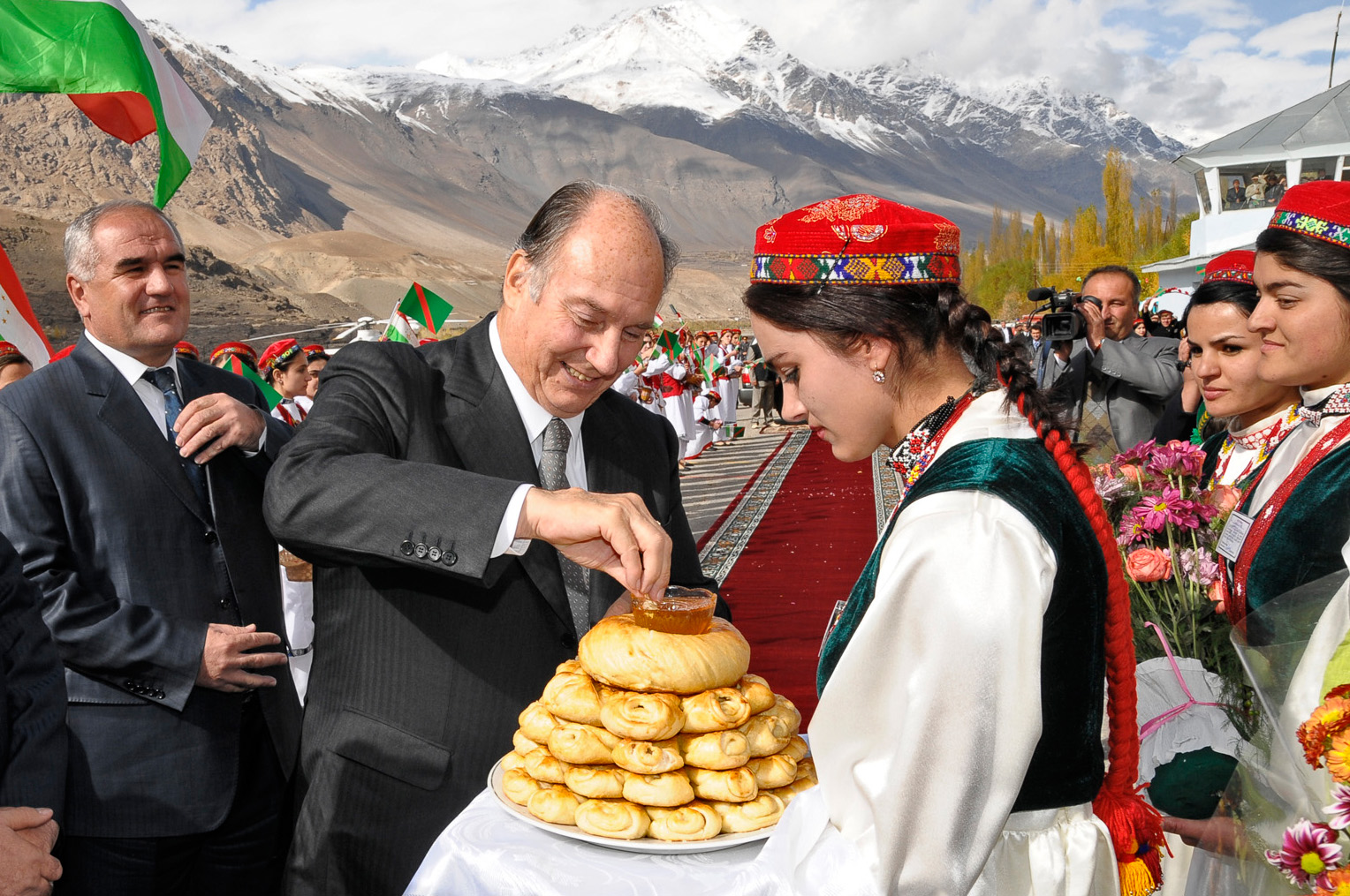 Against a picturesque background of snowy Pamir mountain peaks, Mawlana Hazar Imam is welcomed to Gorno-Badakhshan with a traditional offering of non (bread). Photo: Moez Visram