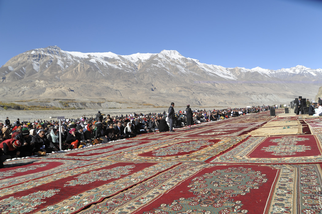 Members of the Jamat gathered at Ishkashim, on both sides of the Pyanj river, in anticipation of Mawlana Hazar Imam's first Golden Jubilee Darbar in Tajikistan. Photo: Moez Visram