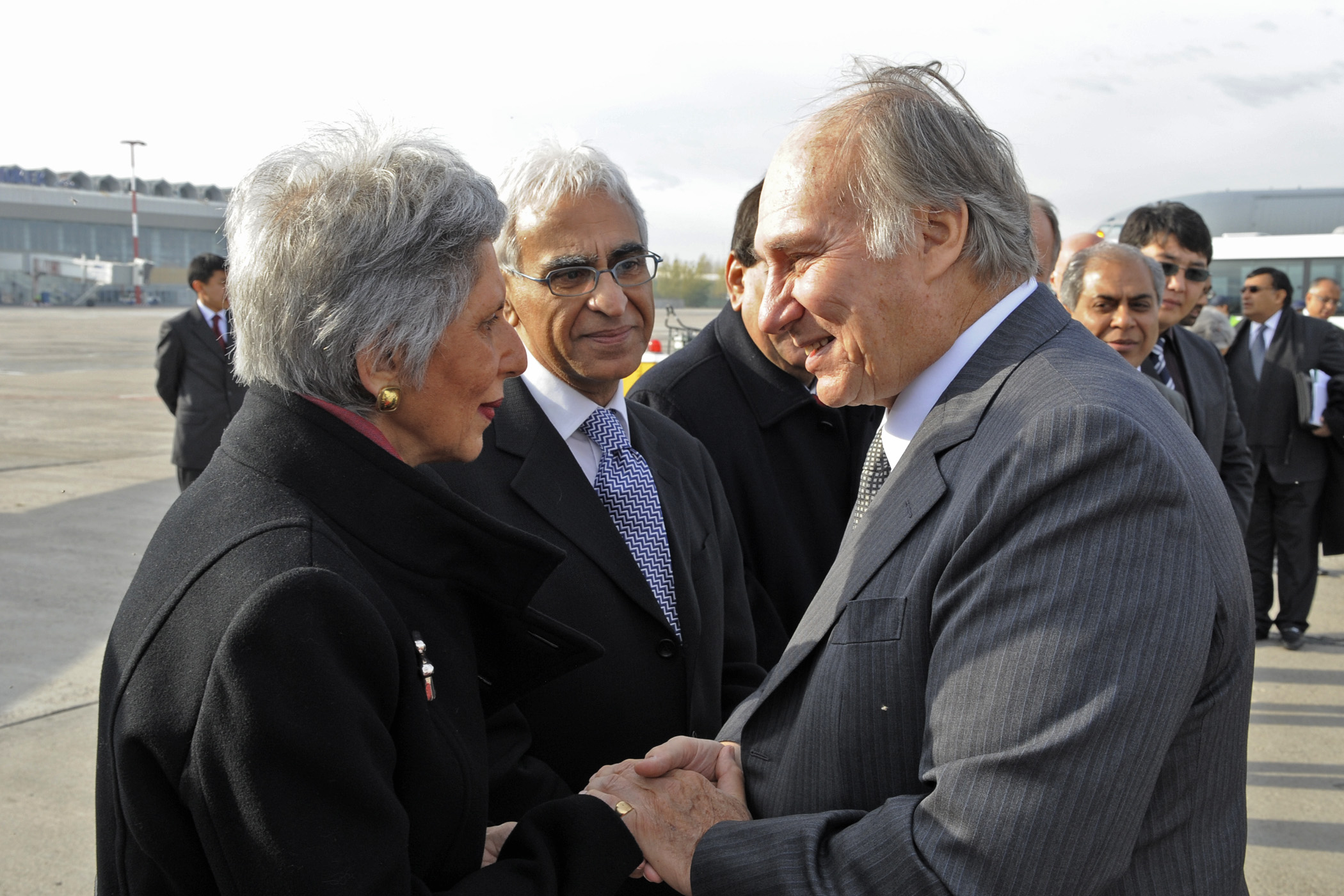 The AKDN Resident Representative in the Kyrgyz Republic, Nurjehan Mawani, bids farewell to Mawlana Hazar Imam at Manas International Airport. Photo: Gary Otte