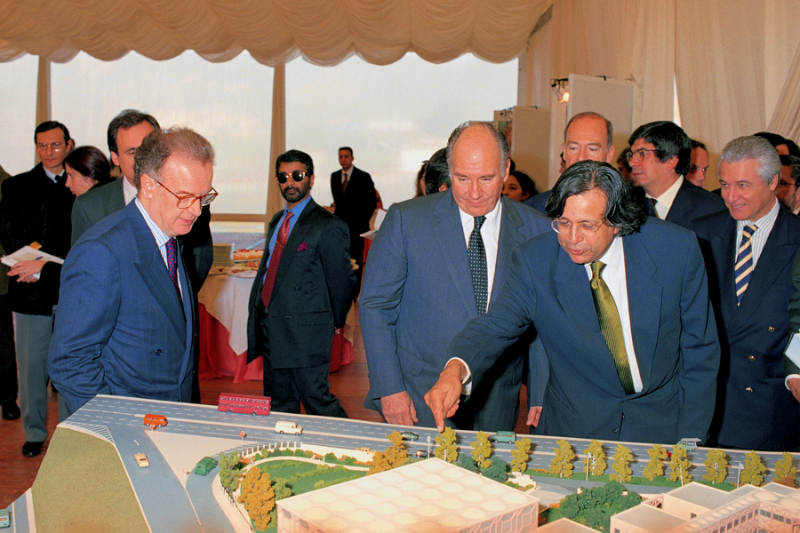 Architect Raj Rewal describes the model of the Ismaili Centre, Lisbon to President Sampaio and Mawlana Hazar Imam. Photo: Gary Otte