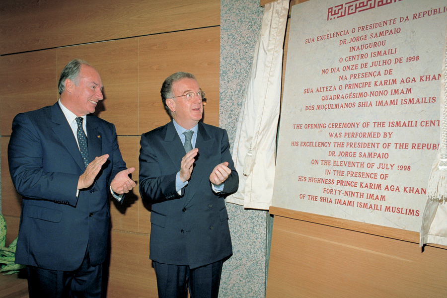 Mawlana Hazar Imam and President Sampaio applaud following the unveiling of the commemorative plaque. Photo: Gary Otte