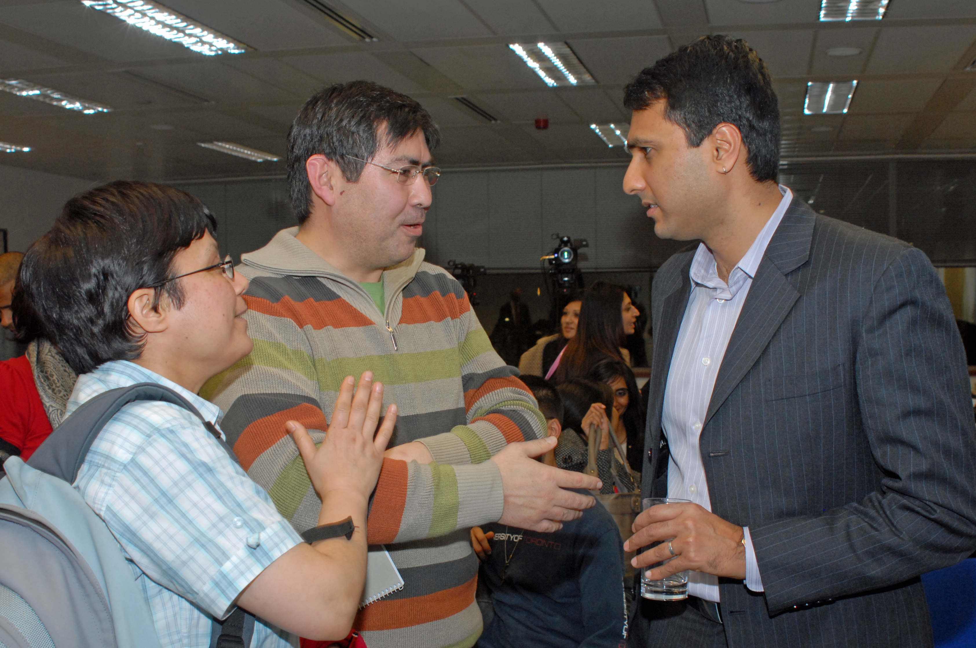 Following a talk he delivered at The Institute of Ismaili Studies in December 2009, Eboo Patel converses with audience members about the work of his Interfaith Youth Core. Photo: Courtesy of The Institute of Ismaili Studies