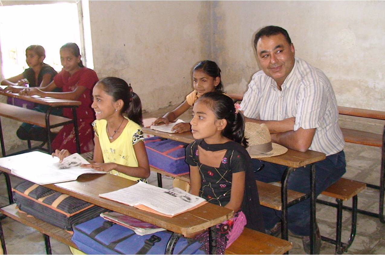 Munir Samji goes “back to school” in Nagalpur. Photo: Prashant Joshi