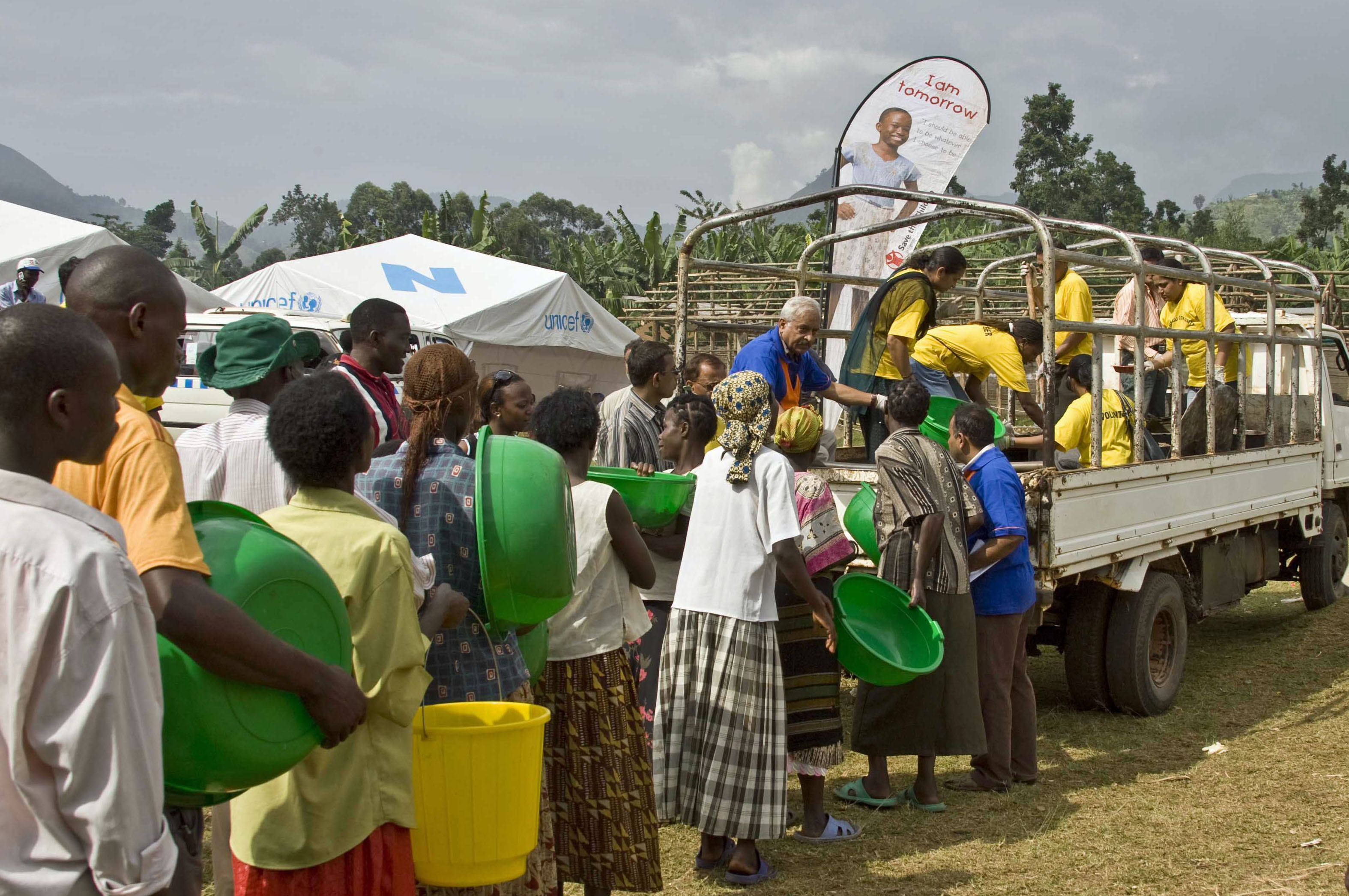 “Volunteers ensured that critical supplies and food were distributed to the camp residents instead of being stored in tents, which is often the case in crisis situations like this.”. Photo: Zahir Rhemtullah