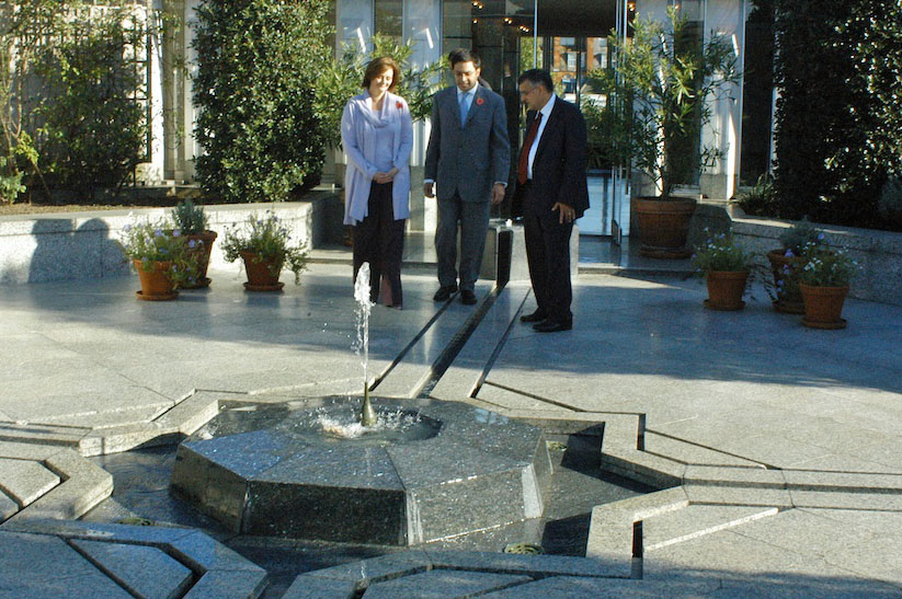 Cherie Blair, wife of Tony Blair, the former Prime Minister of the United Kingdom, visits the roof-top garden while touring the Ismaili Centre, London. Photo: Courtesy of the Ismaili Council for the UK