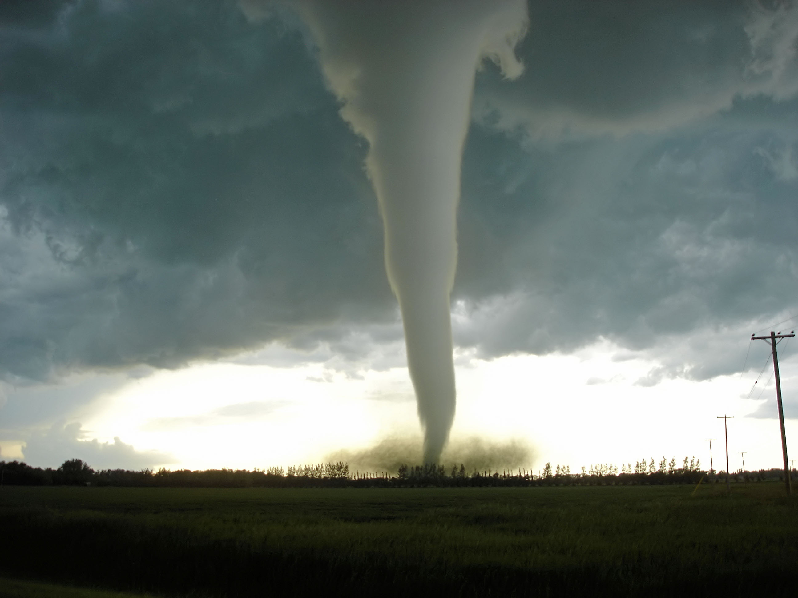 A category F5 tornado (upgraded from initial estimate of F4) viewed from the southeast as it approached Elie, Manitoba on 22 June 2007. Photo: Wikimedia Commons / Justin Hobson