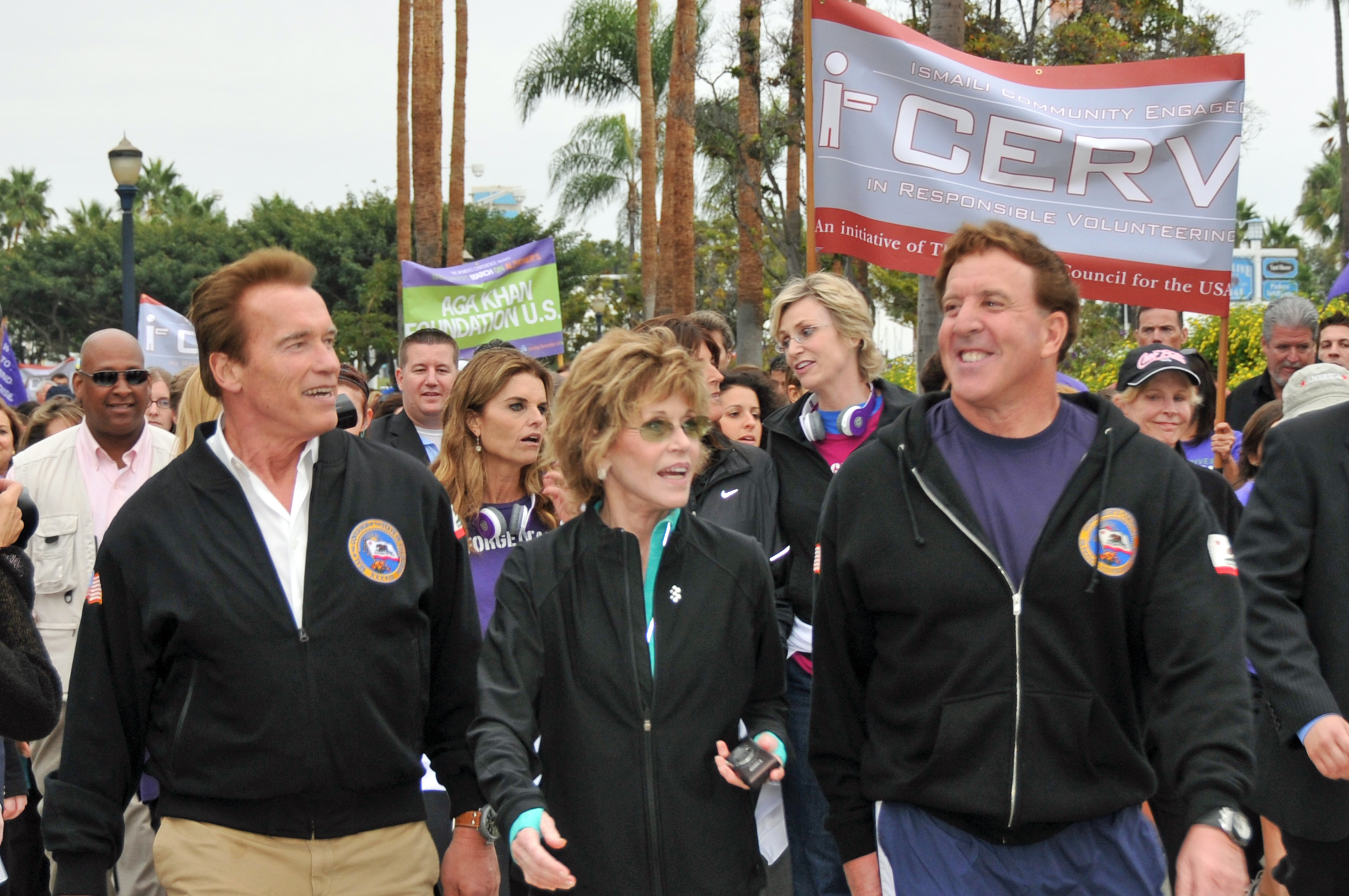 California Governor Arnold Schwarzenegger walking with celebrities at Maria Shriver's March on Alzheimer's. The Ismaili community's i-CERVE team – which was the largest team at the event – is gathered behind them. Photo: Malik Hashim