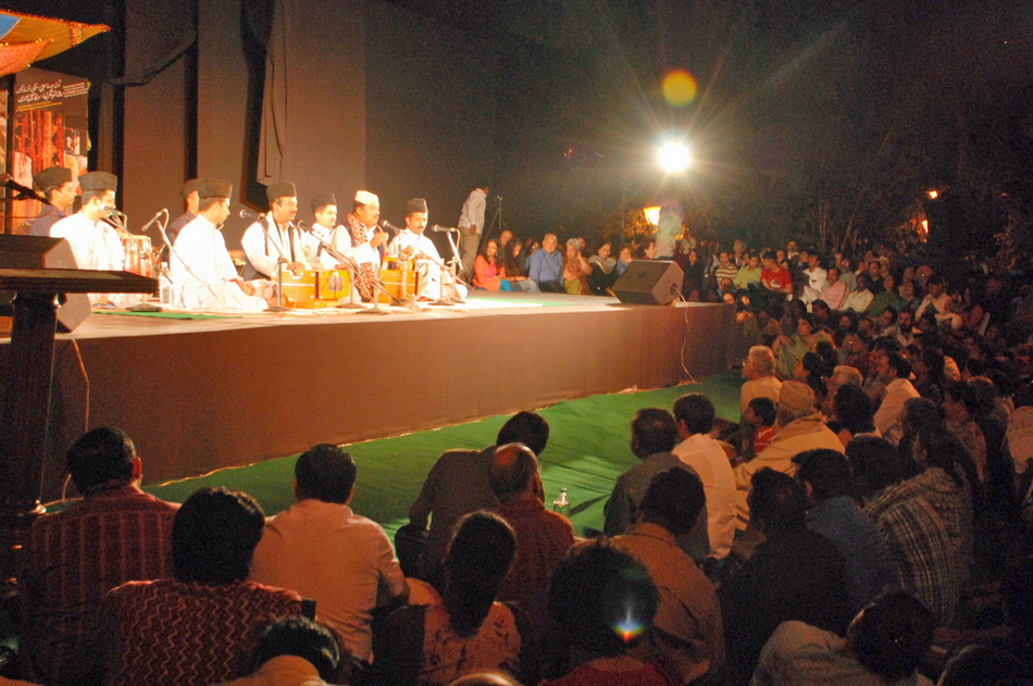 In March 2010, AKTC organised “Jashn-e Khusrau”, a festival of qawwali and other Sufi traditions of music and poetry that drew 10 000 people from across Delhi to the Nizamuddin Basti. Photo: Courtesy of AKTC