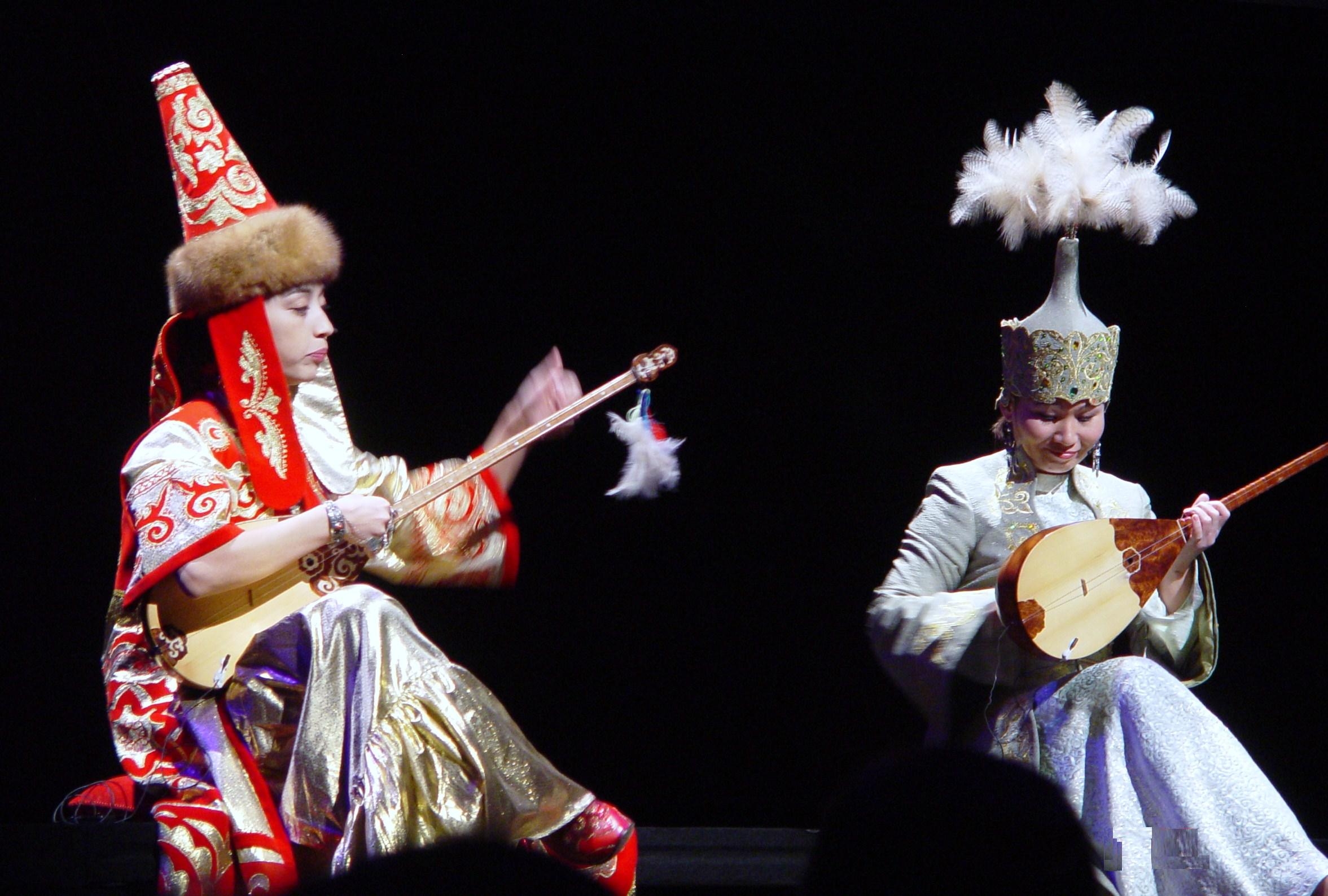 Ulzhan Baibussynova and Ardak Issataeva play the dombra and sing traditional Kazakh songs    Photo: Aftab Chagani  