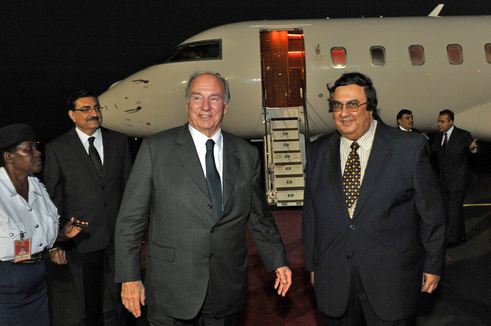 Mawlana Hazar Imam with President Aitmadi Jehangir Bhaloo of the Ismaili Council for Tanzania and AKDN Resident Representative Amin Kurji at the Dar es Salaam airport. Photo: Zahur Ramji