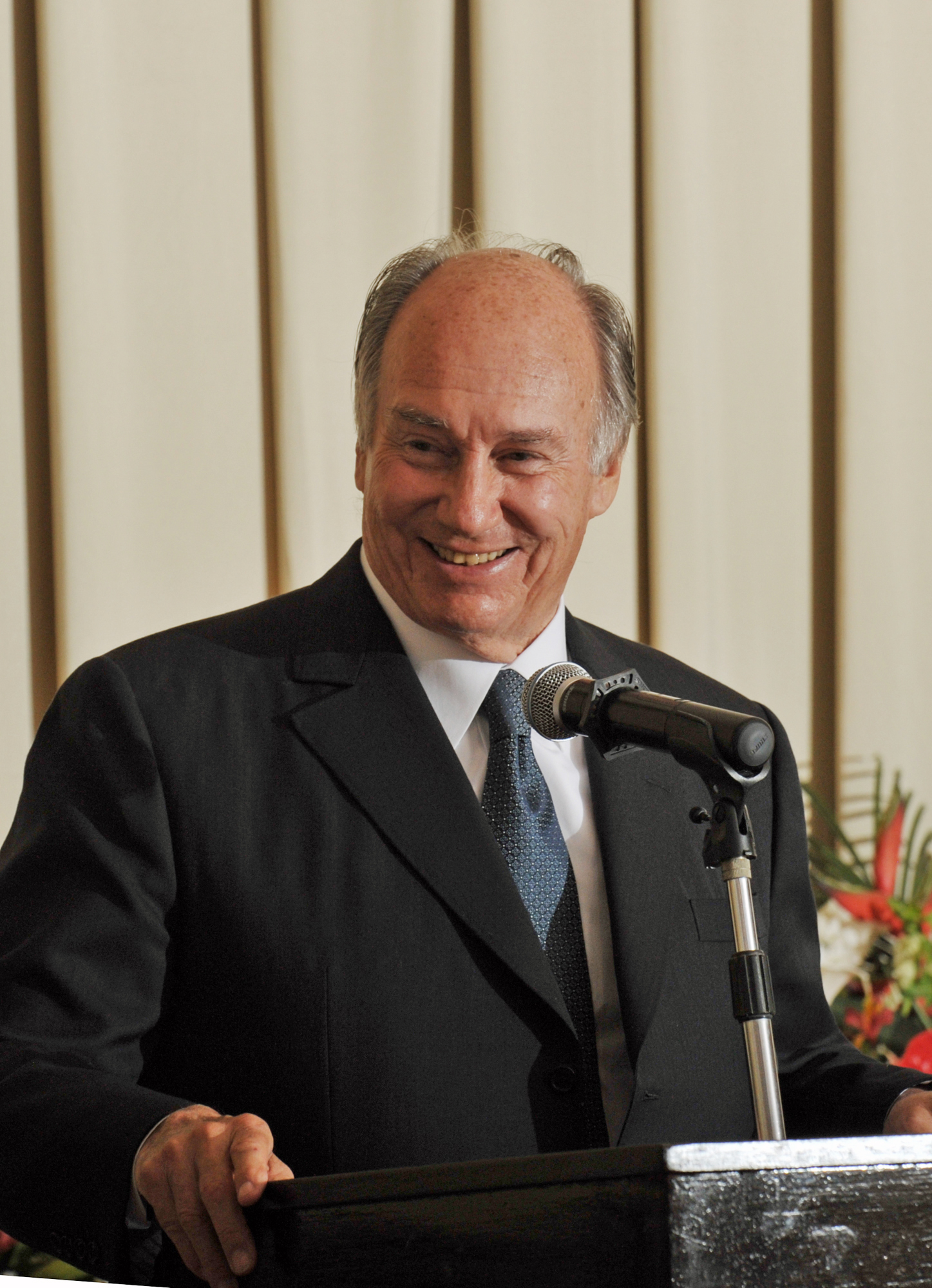 Mawlana Hazar Imam addresses those gathered at the Tanzania institutional leaders' dinner. Photo: Zahur Ramji