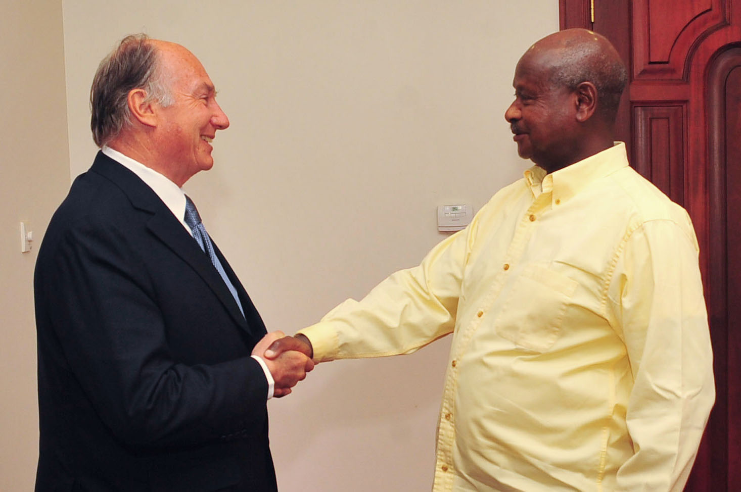 Mawlana Hazar Imam is greeted by President Yoweri Museveni at the President's official residence in Entebbe. Photo: Kalibbala Kato Jacob