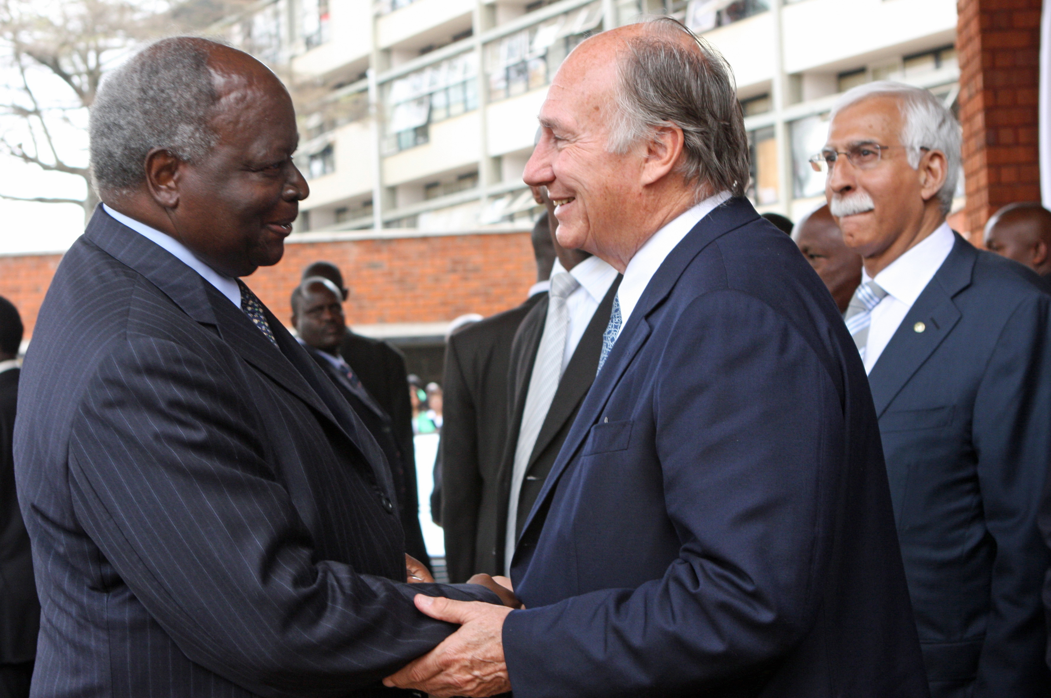 Mawlana Hazar Imam bids farewell to Kenyan President Mwai Kibaki, as Firoz Rasul, President of the Aga Khan University, looks on. Photo: Ejaz Karmali