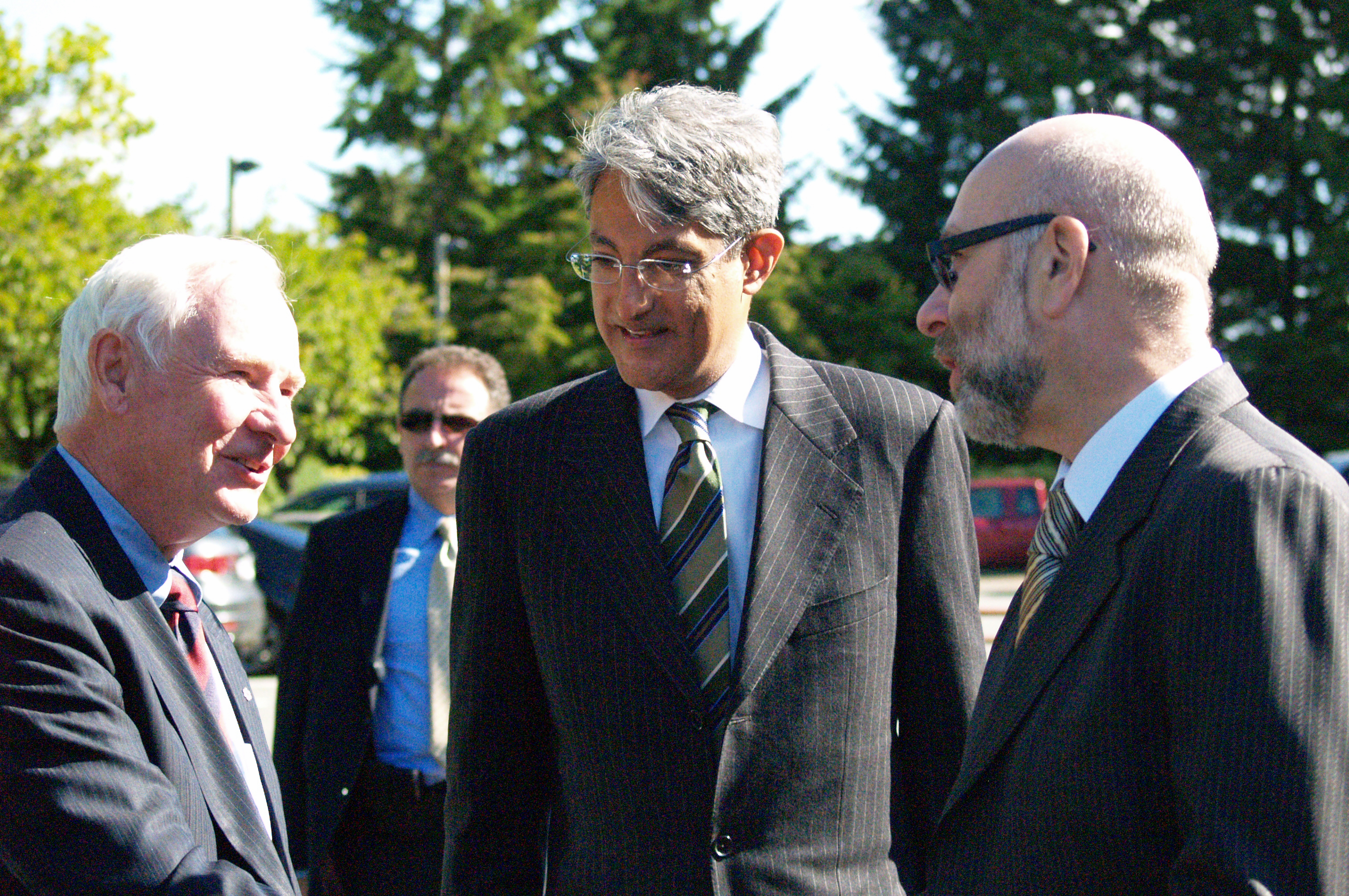 Malik Talib, Vice-President of the Ismaili Council for Canada, and Dean Duperron, President of the Canadian Club of Vancouver, welcome His Excellency the Right Honourable David Johnston, Governor General of Canada to the Ismaili Centre, Burnaby. Photo: Hakam Bhaloo