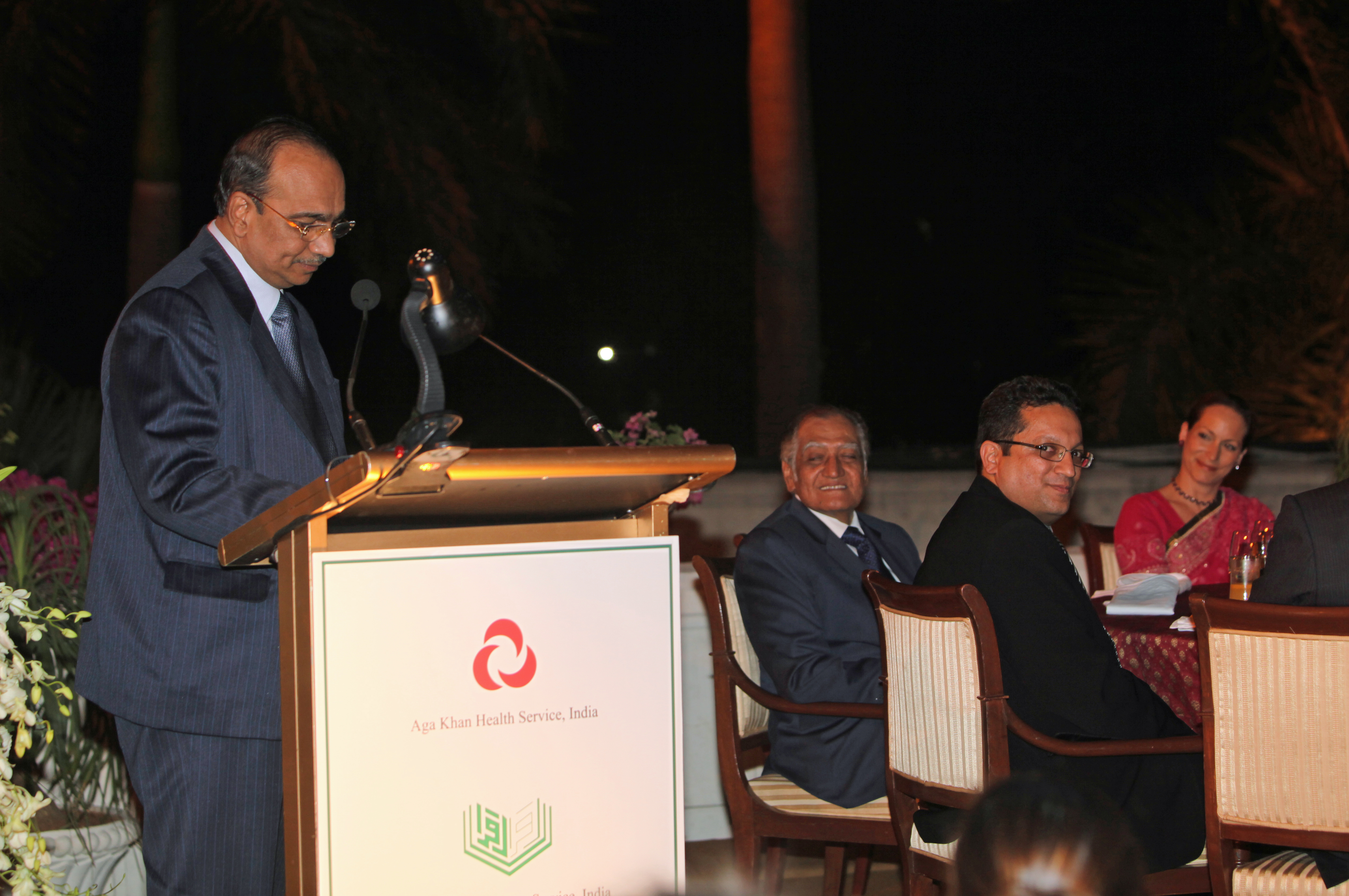 President Aitmadi Gulam Rahimtoola addresses the audience at the Jamati institutional dinner. Photo: Ahmed Charania and Aziz Ajaney