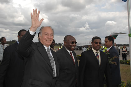 Mawlana Hazar Imam greets the Jamat as he leaves the airport with Hon. Joseph James Mungai. Photo: AKDN/Zahur Ramji