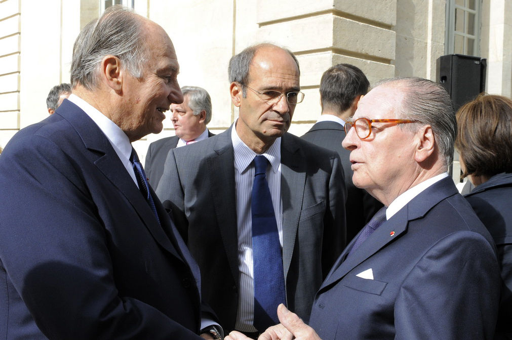 Mawlana Hazar Imam speaking with Gabriel de Broglie (right), Chancellor of the Institut de France, and Eric Woerth, Mayor of Chantilly. Photo: Gary Otte