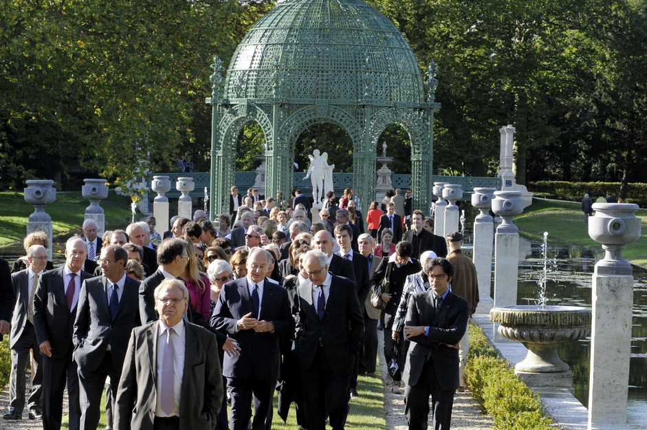 Mawlana Hazar Imam and other dignitaries take a walk through the recently restored Jardin anglais. Photo: Gary Otte