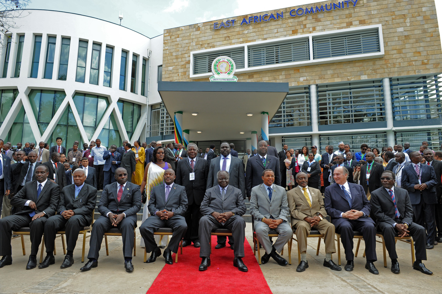 Mawlana Hazar Imam with heads of state, ministers and leaders of the EAC and other African dignitaries on the occasion of the inauguration of the new ECB headquarters. Photo: Zahur Ramji