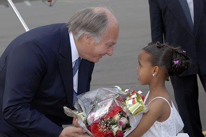 Mawlana Hazar Imam being presented with a bouquet of flowers by seven-year-old Ramla Saleh upon arrival in Nairobi. Photo: AKDN/Aziz Islamshah