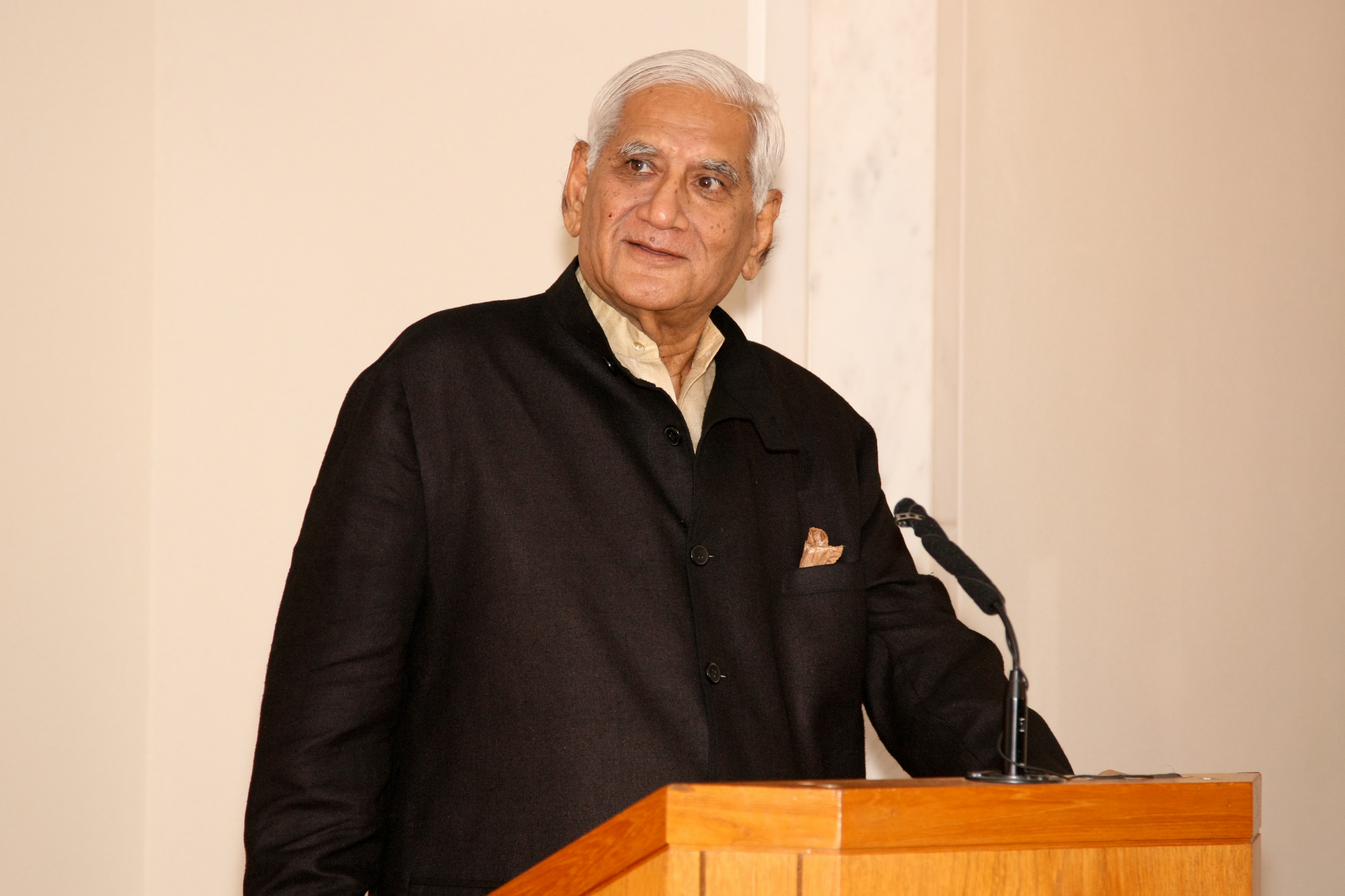 Professor Charles Correa addresses the audience at a gathering held at the Ismaili Centre, London in his honour. Photo: Al-Nur Sunderji