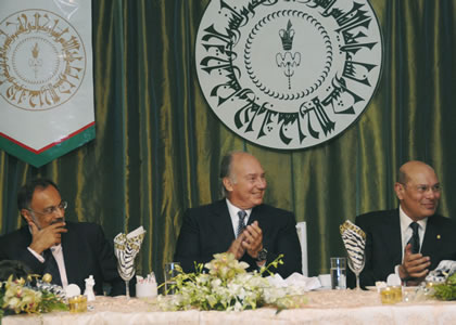 Mawlana Hazar Imam at a banquet hosted in his honour, together with Zul Abdul (left), President of the Ismaili Council for Kenya and Aziz Bhaloo (right), Resident Representative of AKDN, Kenya. Photo: Aziz Islamshah