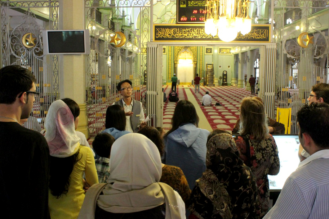 At the Masjid Sultan, members of the Jamat learnt about the history of the mosque and the diversity of the Muslim ummah in Singapore. Photo: Akbar Humayun Makani